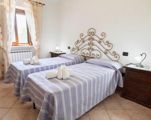 two beds in a hotel room with towels on them at Agriturismo Castelfranco - appartamenti Norcia in Norcia