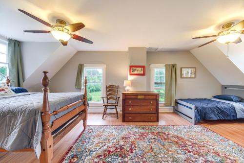 Postel nebo postele na pokoji v ubytování 2 Mi to Chardon Square Spacious Farmhouse