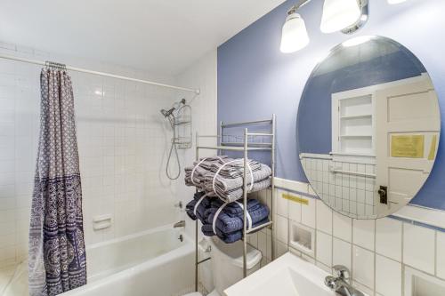 Koupelna v ubytování 2 Mi to Chardon Square Spacious Farmhouse