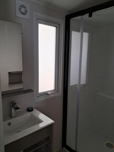 Ένα μπάνιο στο Mobil home prémium 8 pers camping 4 étoiles