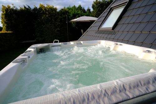 a hot tubificialificialificialificialificialificialificialificialificialificialificialificialificial at Pyramida pod Lysou s vířivkou in Frýdlant nad Ostravicí