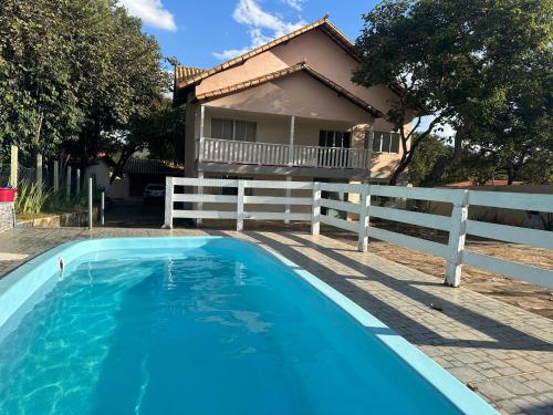 a swimming pool in front of a house at Pousada Rio Cipó in Serra do Cipo