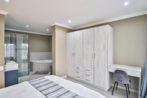 Ένα μπάνιο στο Hartbeespoort Dam Getaway Home