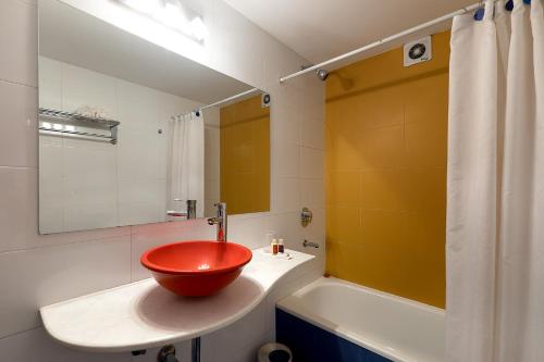 Et badeværelse på Mariposita de San Telmo Tango Experience Hotel Boutique