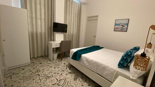 a bedroom with a bed and a desk in it at Hotel Boutique Brisas Colonial in Santo Domingo