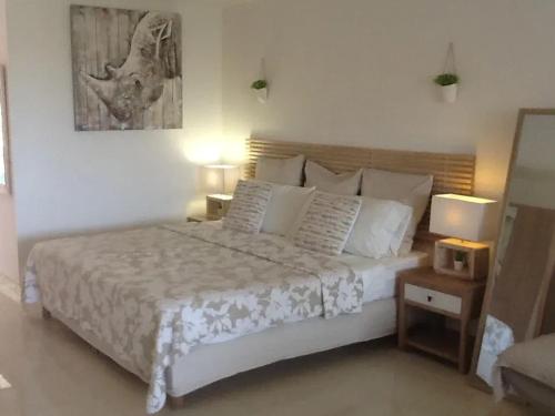 Katil atau katil-katil dalam bilik di Cozy Studio in Saint-Martin, 38 m² with Pool