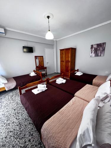 Zimmer mit 3 Betten und TV in der Unterkunft Almond Apartments Sun and Sea in Asprovalta