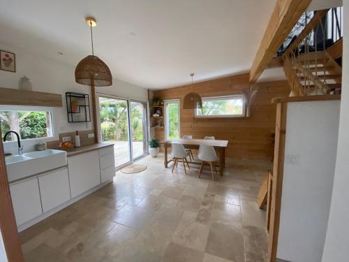 une cuisine avec une table et une salle à manger dans l'établissement Maison des conches, à Longeville-sur-Mer