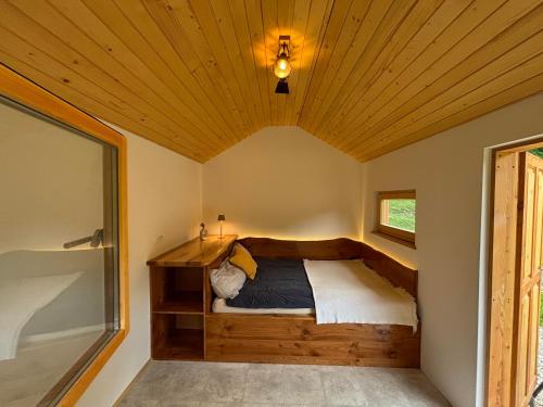 Кровать или кровати в номере Na Logu - Farm Stay Ambrož Gregorc