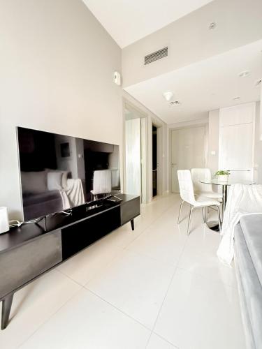 Televisyen dan/atau pusat hiburan di Sunset Balcony - Sleeps 4 - Water View - Pool n Gym - 1BR