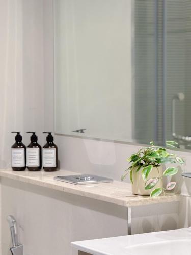 Gambar di galeri bagi Sunset Balcony - Sleeps 4 - Water View - Pool n Gym - 1BR di Dubai
