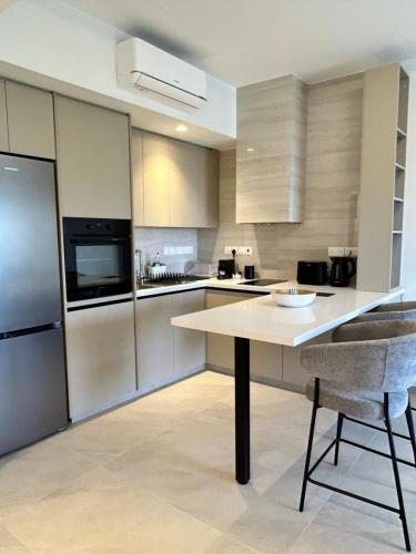 Η κουζίνα ή μικρή κουζίνα στο Pigeon Beach Hotel Apartments 