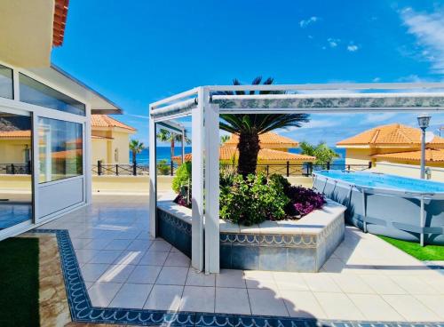 een villa met een zwembad en een huis bij Villa Sol Los Cristianos in Los Cristianos