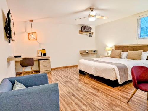 a bedroom with a bed and a desk and a couch at Casa Donceles Apartments and Suites, Alojamientos ideales para familias y grupos in Mexico City