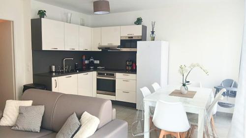 Η κουζίνα ή μικρή κουζίνα στο HIBISCUS - Duplex avec Jardin privé - 6 Pers- Entrée Autonome - Wifi & Parking Gratuite