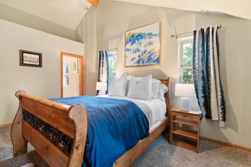 Postel nebo postele na pokoji v ubytování Pixie Dust Pines by Rather Be Properties