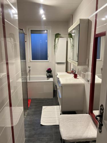 ein Badezimmer mit Waschbecken, Dusche und Badewanne in der Unterkunft Chambres d'hôtes La Rose Des Sables in Les Herbiers