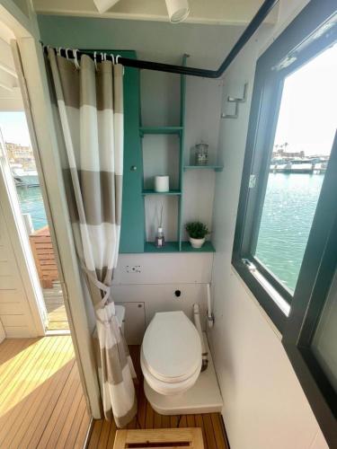a bathroom with a toilet in a boat at Houseboat BlueSeaDream Dolphin Casetta Galleggiante in Alghero