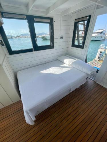 a bedroom on a boat with a large bed at Houseboat BlueSeaDream Dolphin Casetta Galleggiante in Alghero