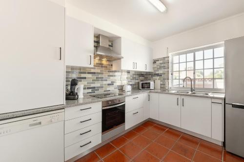 Η κουζίνα ή μικρή κουζίνα στο Villa Juno