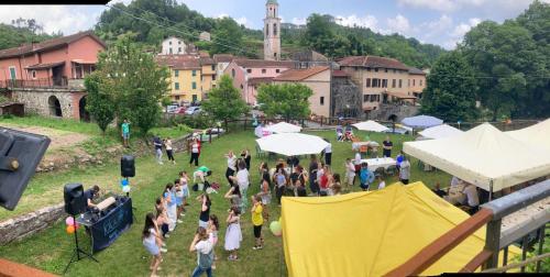 a group of people standing in a field with a stage at Agriturismo La Via del Sale in Pignone