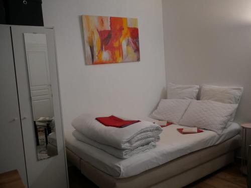 - un lit blanc avec un tas de serviettes dans l'établissement a studio in heart of Montmart sacré coeur, à Paris