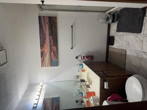 レブンワースにあるCozy space in quiet neighborhoodの部屋の中にトイレ付きの小さなバスルーム
