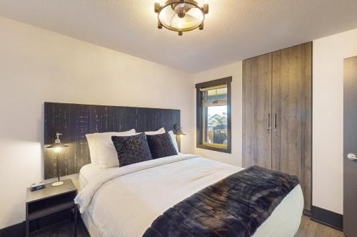 Ένα ή περισσότερα κρεβάτια σε δωμάτιο στο Serene View Lodge at The Raven