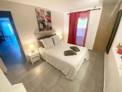 - une chambre avec un lit blanc et une fenêtre rouge dans l'établissement sol y mar 2, à Saint-Aygulf