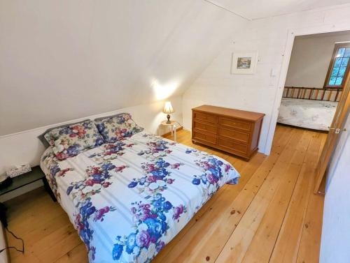 Ένα ή περισσότερα κρεβάτια σε δωμάτιο στο Chalet Natura Versailles Spa and River