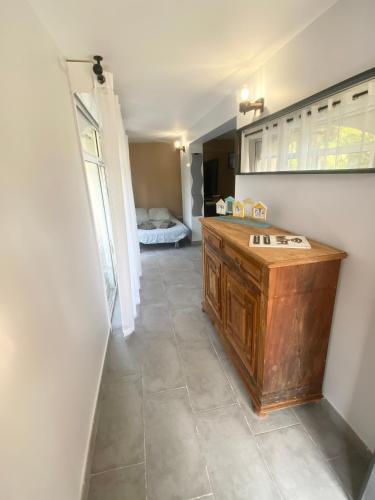 - une cuisine avec un comptoir en bois dans l'établissement Appartement Sol y Mar, à Saint-Aygulf