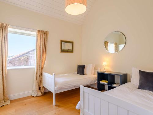 Postel nebo postele na pokoji v ubytování 2 Bed in Aylsham 87511