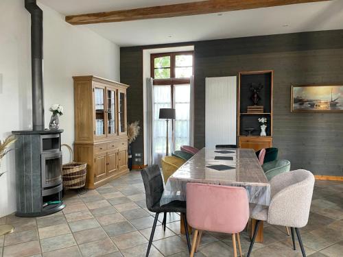 une salle à manger avec une table et des chaises dans l'établissement Le clos de Brocéliande, à Caro