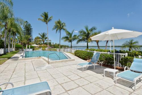 Waterfront, Spa, Pool, Private Paradise on Longboat Keyの敷地内または近くにあるプール