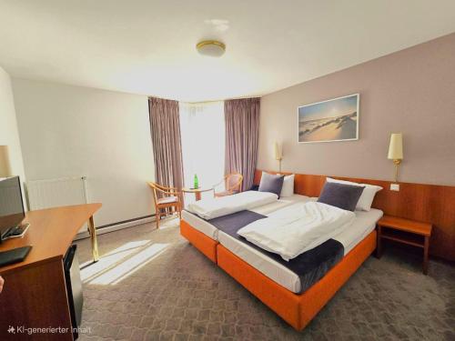 ein Hotelzimmer mit einem Bett und einem Schreibtisch in der Unterkunft Concorde Hotel Ascot in Düsseldorf