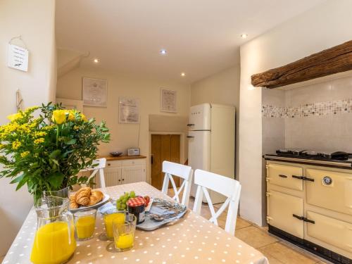 Kuchyň nebo kuchyňský kout v ubytování 3 Bed in Instow INSBR