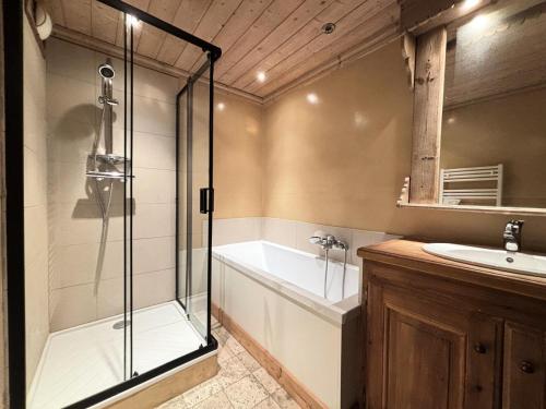 une salle de bain avec une douche, une baignoire et un lavabo dans l'établissement Résidence Les Brimbelles - Appartement 3 pièces pour 6 personnes situé dans le centre de Méribel proche des commerces et des pistes de ski MAE-2041, à Les Allues