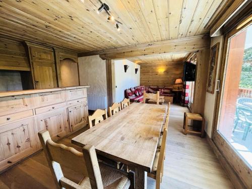une salle à manger avec une table et des chaises en bois dans l'établissement Résidence Les Brimbelles - Appartement 3 pièces pour 6 personnes situé dans le centre de Méribel proche des commerces et des pistes de ski MAE-2041, à Les Allues