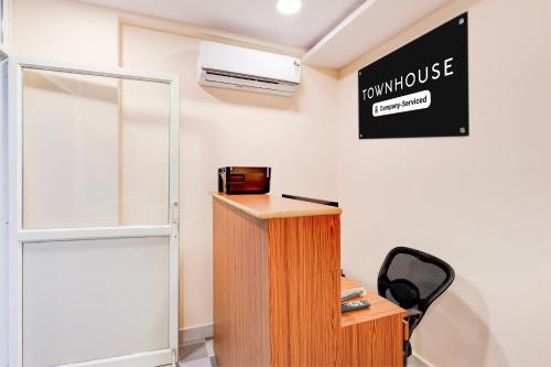 Televisyen dan/atau pusat hiburan di Super Townhouse MVP Sector With Kailasagiri Hill View