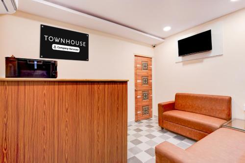 Televisyen dan/atau pusat hiburan di Super Townhouse MVP Sector With Kailasagiri Hill View