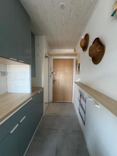 - une cuisine avec des placards bleus et une porte en bois dans l'établissement Studio climatisé, refait à neuf, à Hyères