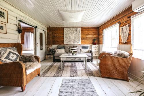 Una sala de estar con dos sofás y una mesa. en Lõuka Farm House, en Maasi