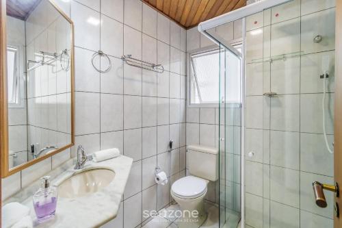 Phòng tắm tại Aptos completos a poucos minutos da Praia de Jurerê - CIE