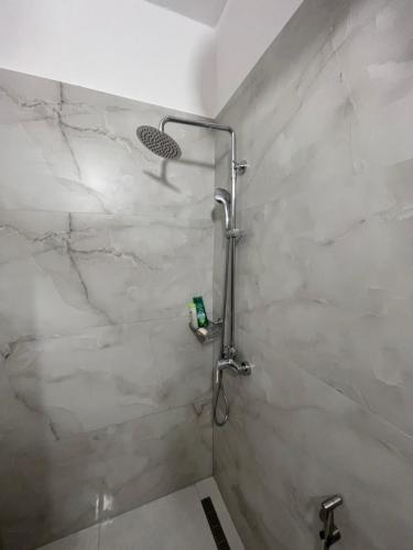 una doccia in un bagno con una parete di marmo di Waves & Views Apartment a Durrës