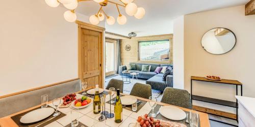 une cuisine et un salon avec une table et des chaises dans l'établissement Résidence La Tour Du Merle - 4 Pièces pour 8 Personnes MAE-3257, à Champagny-en-Vanoise