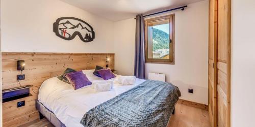 une chambre avec un lit et une fenêtre dans l'établissement Résidence La Tour Du Merle - 4 Pièces pour 8 Personnes MAE-3257, à Champagny-en-Vanoise