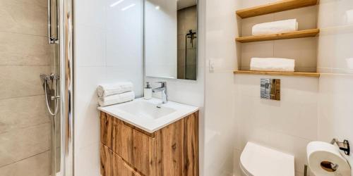 une salle de bain avec un lavabo et des toilettes dans l'établissement Résidence La Tour Du Merle - 4 Pièces pour 8 Personnes MAE-3257, à Champagny-en-Vanoise