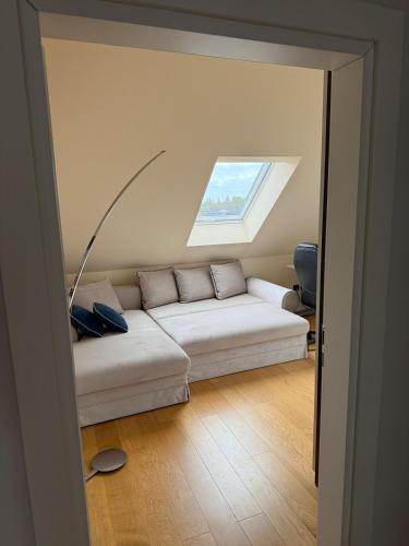 a living room with a couch with a window at Doppelhaushälfte 125m2 3 Zimmer 2 Badezimmer Küche 5 Schlafplätze nähe Hamburg in Stelle