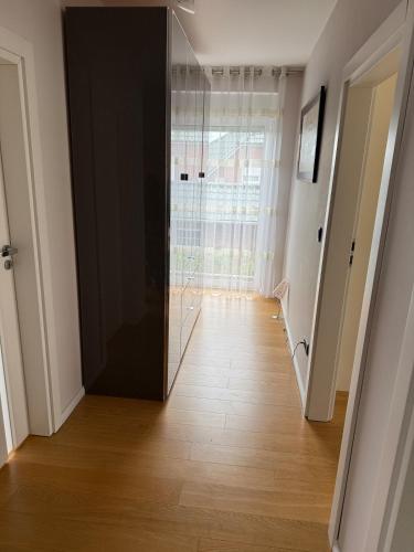 a hallway with a glass door leading to a room at Doppelhaushälfte 125m2 3 Zimmer 2 Badezimmer Küche 5 Schlafplätze nähe Hamburg in Stelle