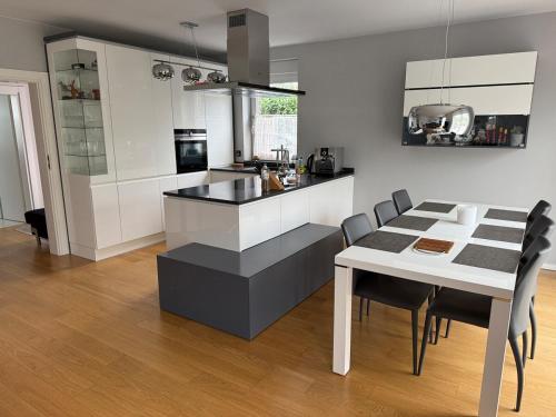 a kitchen and dining room with a table and chairs at Doppelhaushälfte 125m2 3 Zimmer 2 Badezimmer Küche 5 Schlafplätze nähe Hamburg in Stelle
